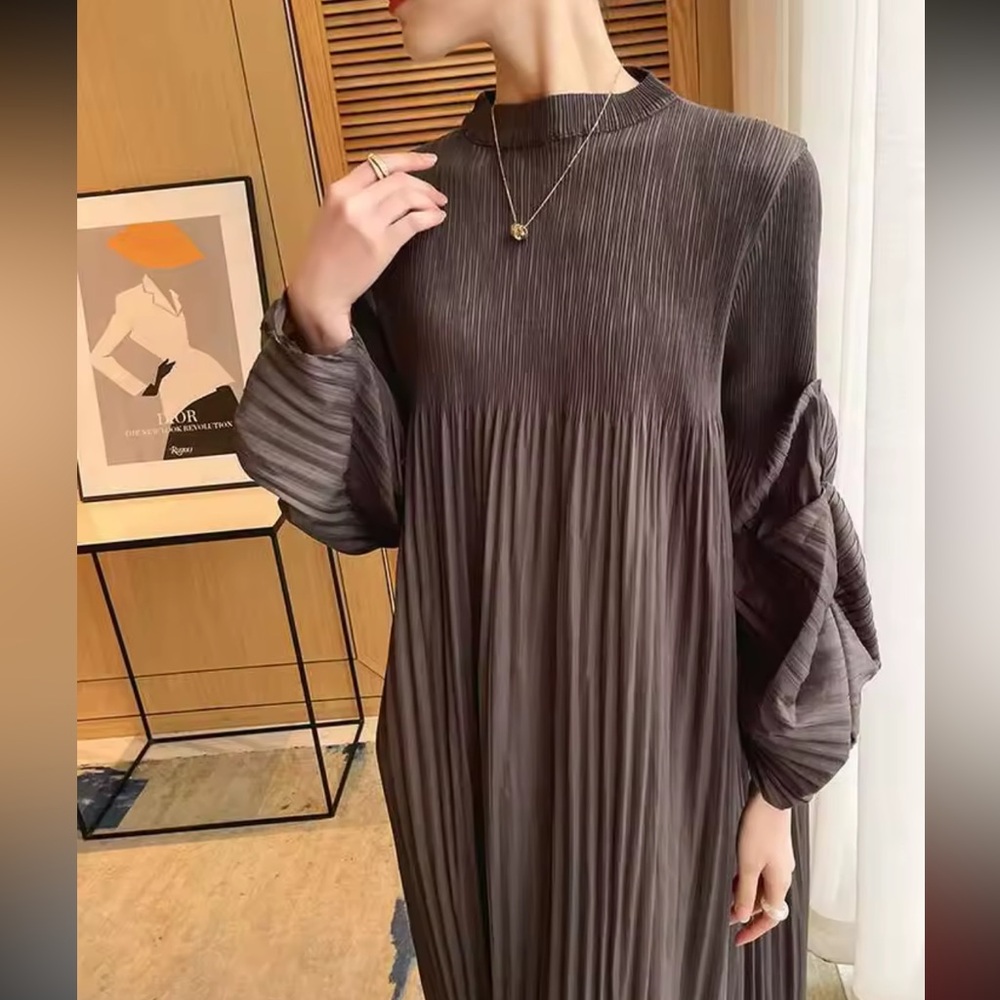 Elegant Brown Pleated Maxi Dress - Picture 5 of 5